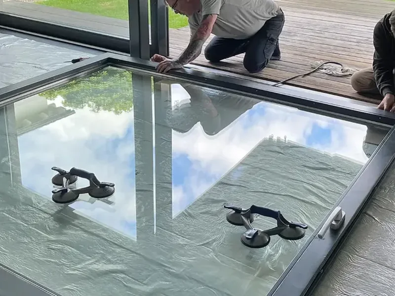Artisan menuisier réparant un châssis en atelier